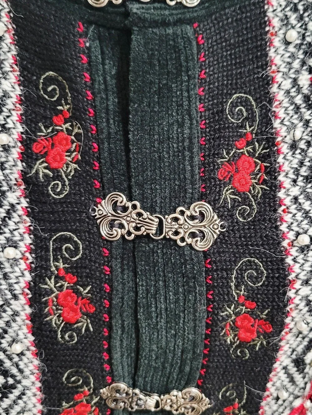 VTG Koret Embroidered Nordic-Style Cardigan Sweater in Black, White & Red | S